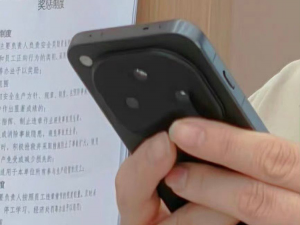 疑似OPPO Find X8系列真机谍照曝光：直角边框加居中流体云，果味儿十足